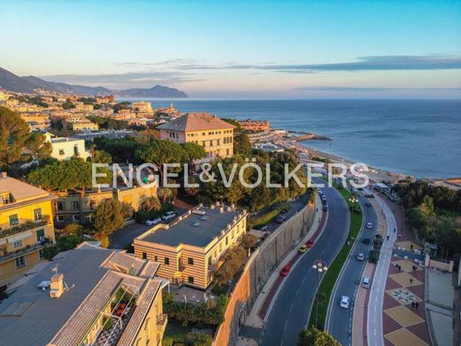 Apartment / Etagenwohnung in Genua, Ligurien