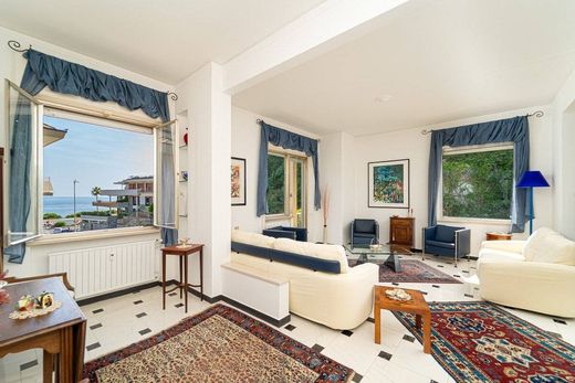 Apartment / Etagenwohnung in Genua, Ligurien