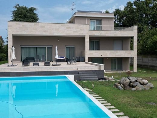 Villa a Vigevano, Pavia