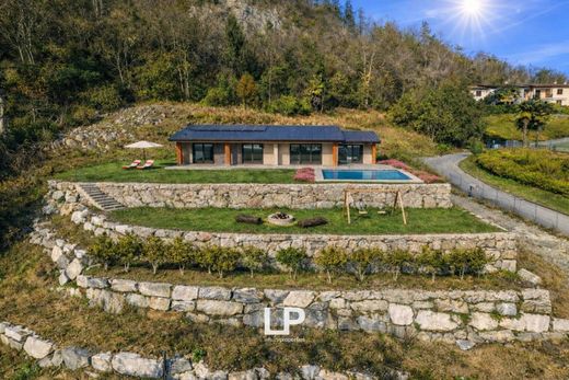 Villa in Castelveccana, Provincia di Varese