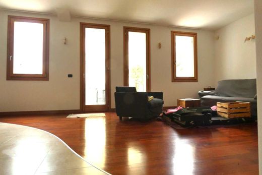 Apartment / Etagenwohnung in Padua, Venetien