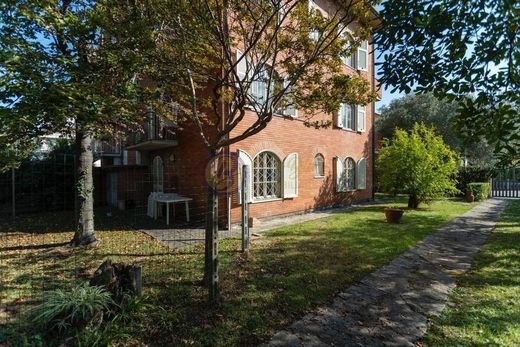 Villa a Camaiore, Lucca