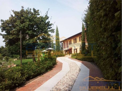 Villa in Osnago, Provincia di Lecco