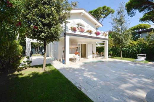 Villa Forte dei Marmi, Lucca ilçesinde