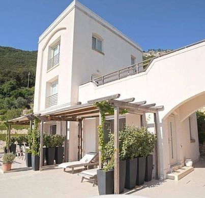 Villa Isola del Giglio, Grosseto ilçesinde