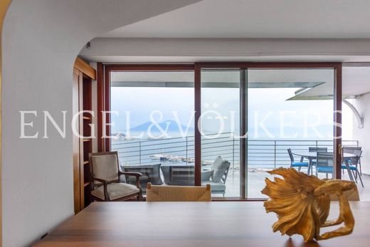 ﺷﻘﺔ ﻓﻲ نابولي, Napoli