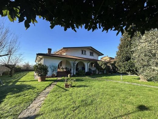 Villa in Massa, Provincia di Massa-Carrara