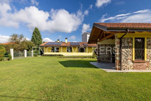 Angera, Provincia di Vareseのヴィラ