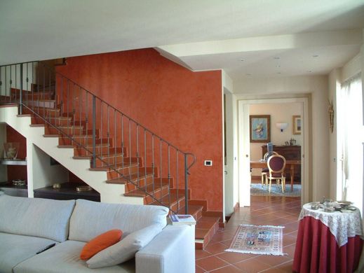 Daire Besana in Brianza, Monza e della Brianza ilçesinde