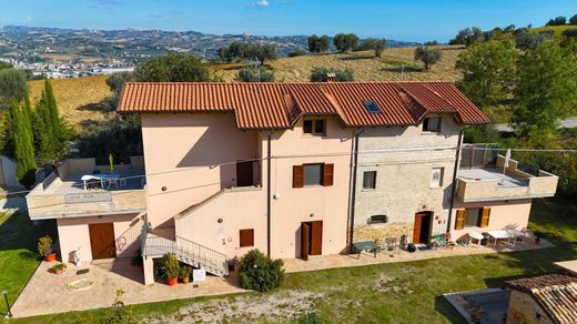 别墅  Controguerra, 泰拉莫省