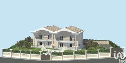 Villa a Montegranaro, Fermo