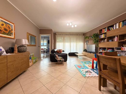 Apartment / Etagenwohnung in San Fermo della Battaglia, Provincia di Como