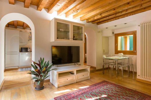 Apartment / Etagenwohnung in Verona, Provincia di Verona