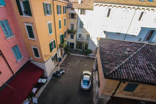 Apartment / Etagenwohnung in Verona, Provincia di Verona