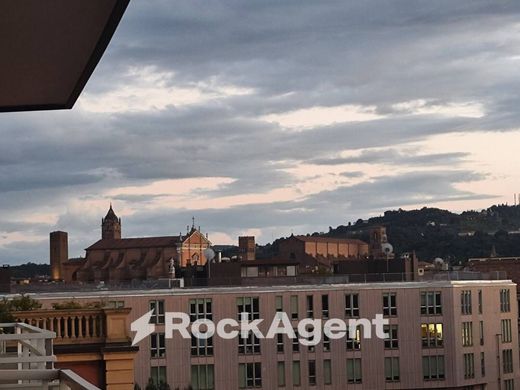 Apartment / Etagenwohnung in Bologna, Emilia-Romagna