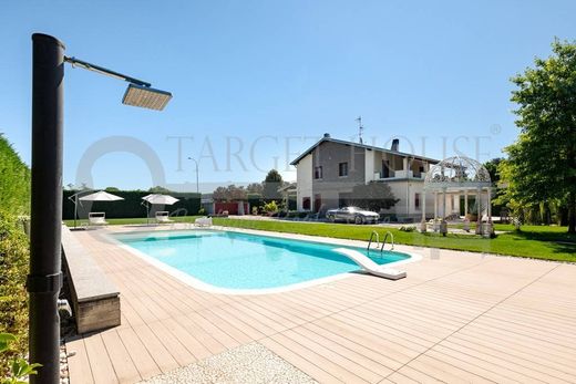 Villa in Robecco sul Naviglio, Milan