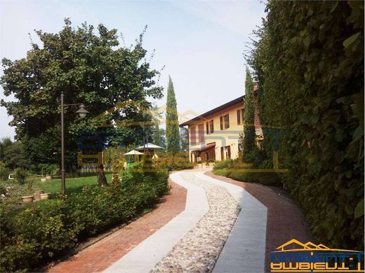 Villa in Osnago, Provincia di Lecco