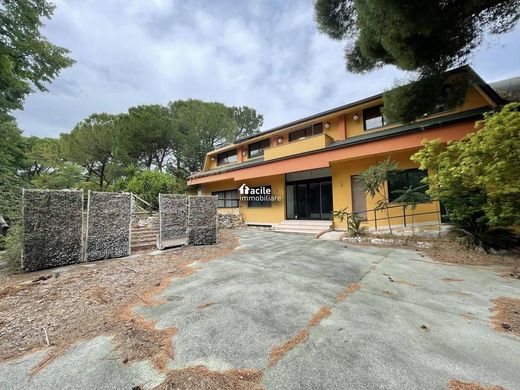 Edificio en Castiglione a Casauria, Provincia di Pescara