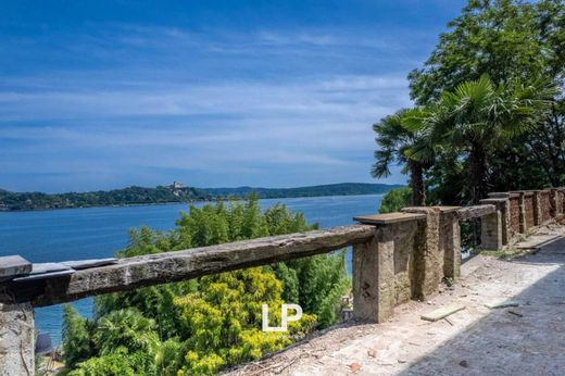 Villa for sale in Meina