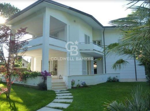 빌라 / 포르테 데이 마르미, Provincia di Lucca