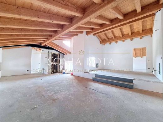 Apartment / Etagenwohnung in Stezzano, Provincia di Bergamo