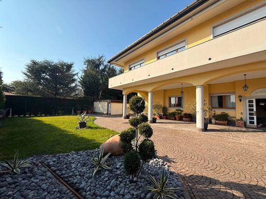 Villa in Fino Mornasco, Provincia di Como