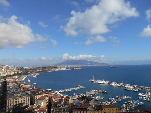 ﺷﻘﺔ ﻓﻲ نابولي, Napoli