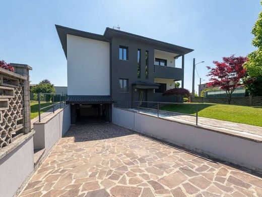 Villa in Bernareggio, Province of Monza and Brianza