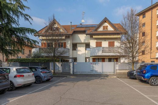 Apartment / Etagenwohnung in Nova Milanese, Provincia di Monza e della Brianza