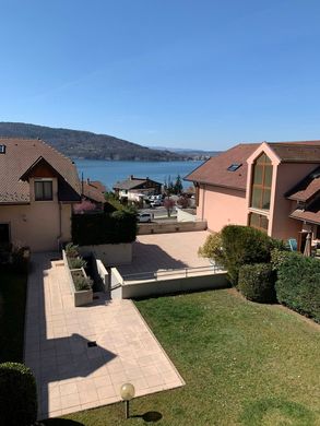 Veyrier-du-Lac, Haute-Savoieのデュプレックス