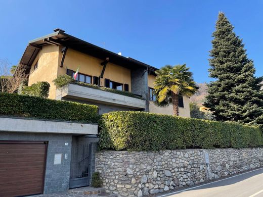 别墅  Cadegliano-Viconago, 瓦雷泽省