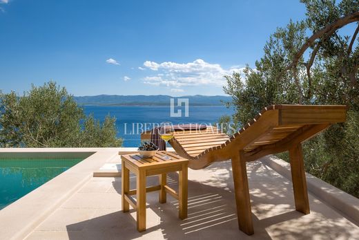 Villa Supetar, Grad Supetar