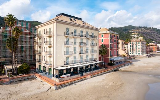 Apartment / Etagenwohnung in Laigueglia, Provincia di Savona