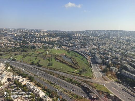 بنتهاوس ﻓﻲ يبوس, Jerusalem District