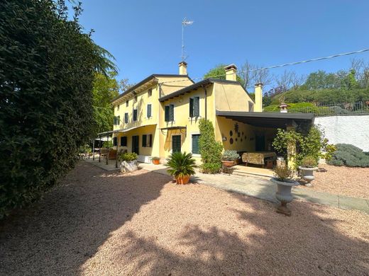 Casa de campo en Mezzane di Sotto, Provincia di Verona