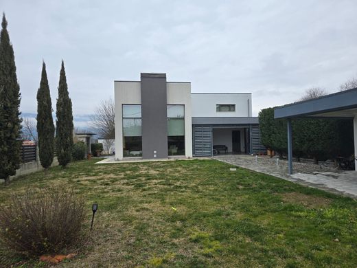 Casa Unifamiliare a Giannina, Nomós Ioannínon