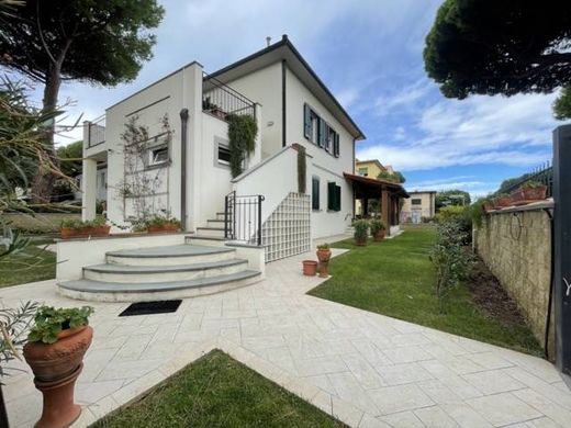 Villa for sale in Marina di Cecina