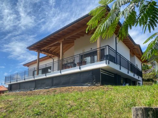 Luxus-Haus in Villaviciosa, Provinz Asturien