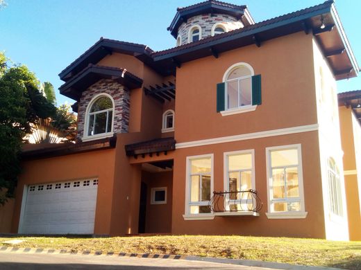 Luxury home in Alabang, Province of Rizal