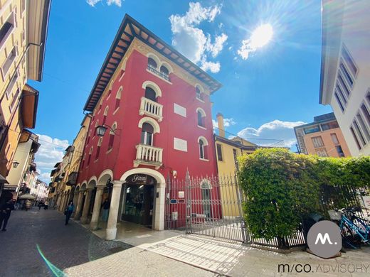 Palazzo a Pordenone, Friuli Venezia Giulia