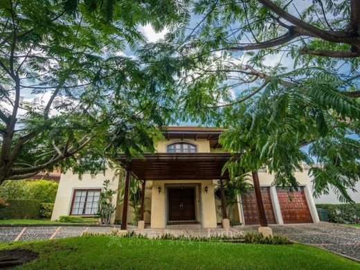 Luxury home in Pozos, Santa Ana
