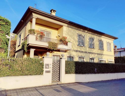 Villa Carate Brianza, Monza e della Brianza ilçesinde