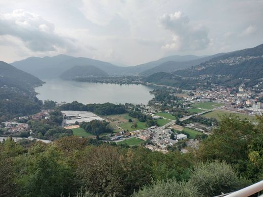 Muzzano, Lugano Districtのヴィラ