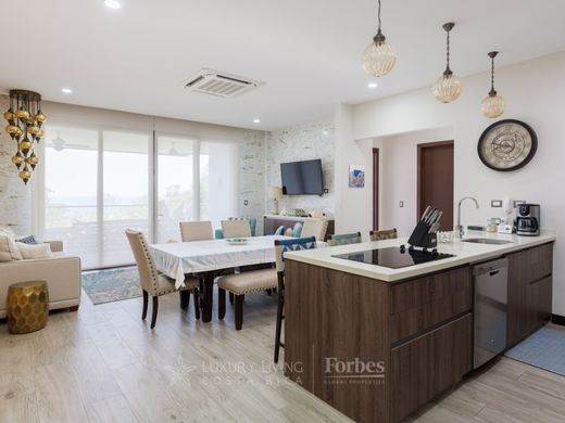 Apartment / Etagenwohnung in Jacó, Garabito