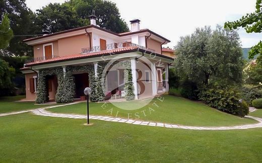 Villa a Urbino, Pesaro e Urbino