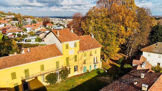 Manta, Provincia di Cuneoのマルチファミリーヴィラ