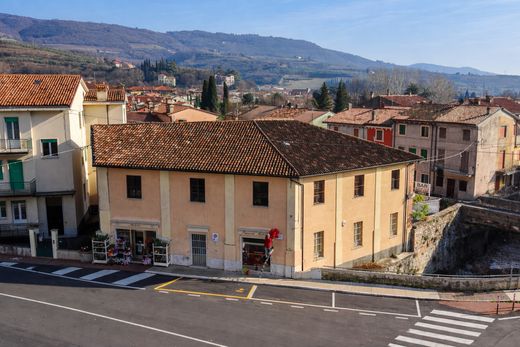 Palazzo a Grezzana, Verona