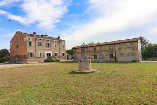 Farmhouse in Gonzaga, Province of Mantua