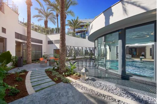 Apartment / Etagenwohnung in Antibes, Alpes-Maritimes