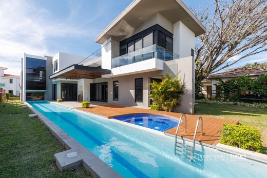 Luxury home in Pozos, Santa Ana